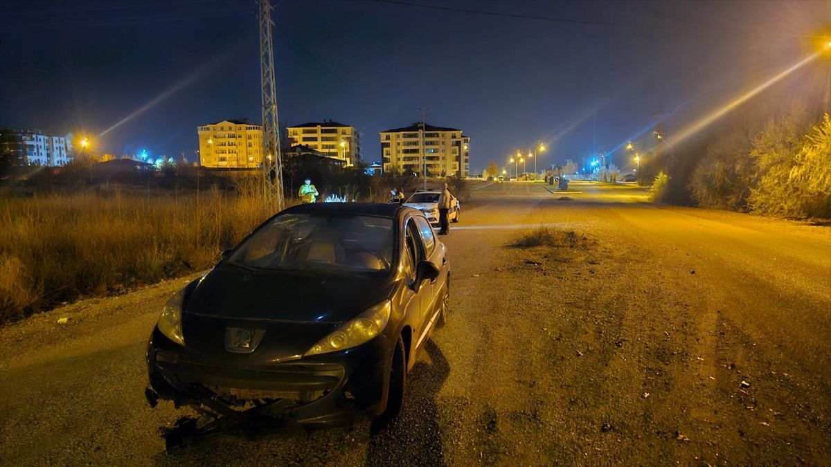 Çorum'da aydınlatma direği kalıntılarına çarpan otomobilde 2 kişi yaralandı