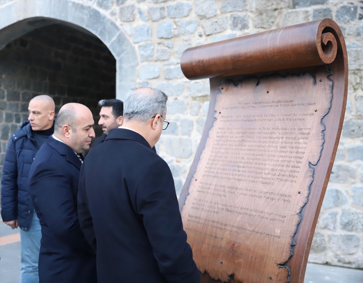 Diyarbakır'da Komutan Ganem'in mektubu ahşaba işlenerek Küpeli Kapısı'na yerleştirildi