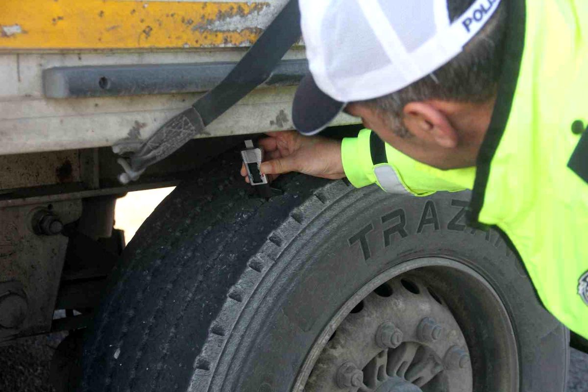 Bolu'da Ticari Araçlara Kış Lastiği Denetimi