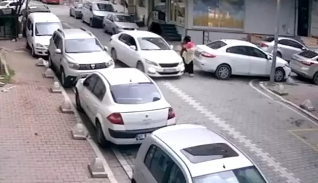 Kucağında çocuğuyla yürüyen kadını eliyle taciz etti Kucağında çocuğuyla yürüyen kadını eliyle taciz etti