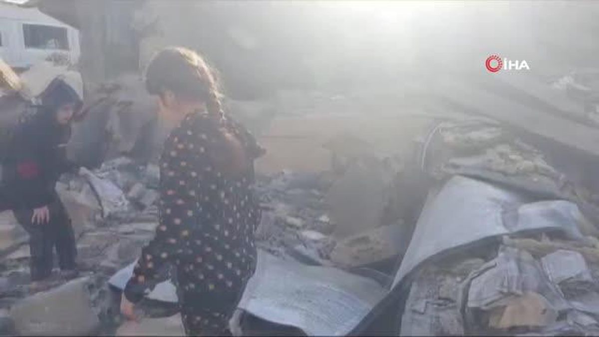 Gazze'de çocuklar cami enkazından Kur'an sayfalarını topluyor