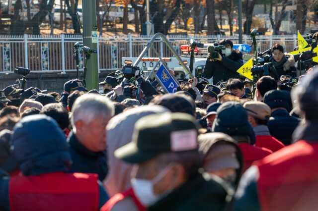 Güney Kore'de köpek eti yasağına tepki! Çiftçiler polisle çatıştı Güney Kore'de köpek eti yasağına tepki! Çiftçiler polisle çatıştı