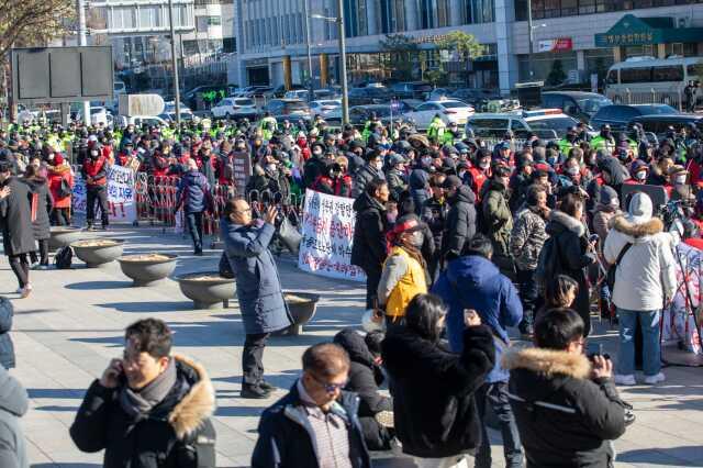 Güney Kore'de köpek eti yasağına tepki! Çiftçiler polisle çatıştı Güney Kore'de köpek eti yasağına tepki! Çiftçiler polisle çatıştı