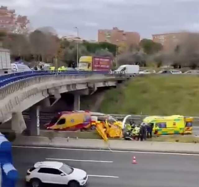 Helikopter, seyir halindeki otomobilin üzerine düştü Helikopter, seyir halindeki otomobilin üzerine düştü