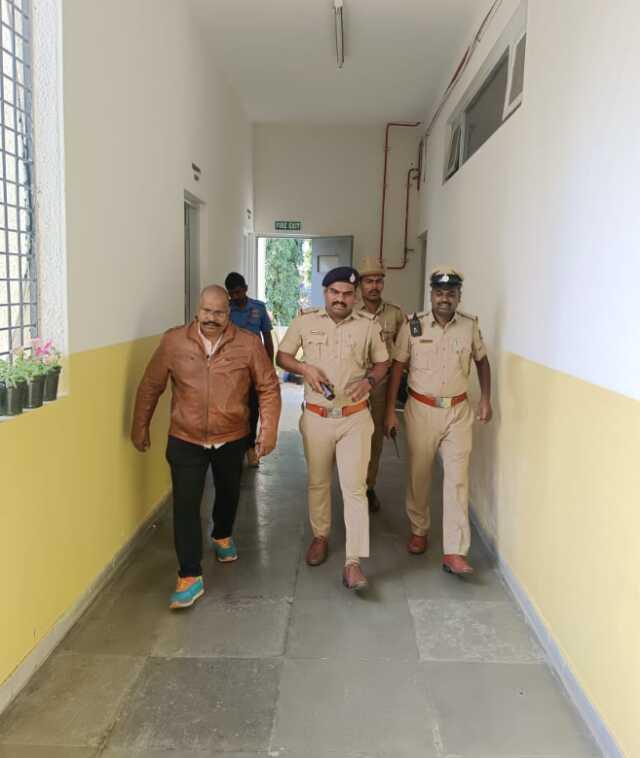 Hindistan'da 60 okulda aynı anda bomba ihbarı yapıldı