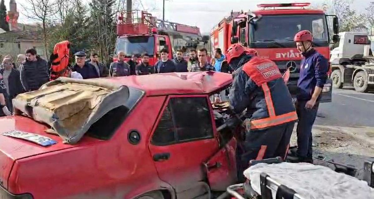 Sapanca'da kafa kafaya çarpışan otomobillerde 3 kişi yaralandı