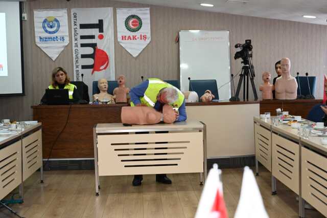 Koltuk değneğini fırlatan engelli, arkadaşını Heimlich manevrası ile hayata döndürdü