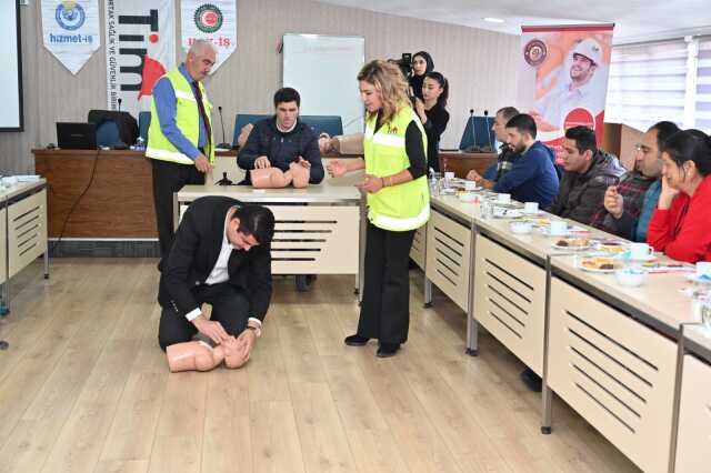 Koltuk değneğini fırlatan engelli, arkadaşını Heimlich manevrası ile hayata döndürdü
