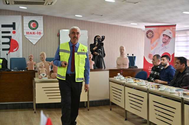 Koltuk değneğini fırlatan engelli, arkadaşını Heimlich manevrası ile hayata döndürdü