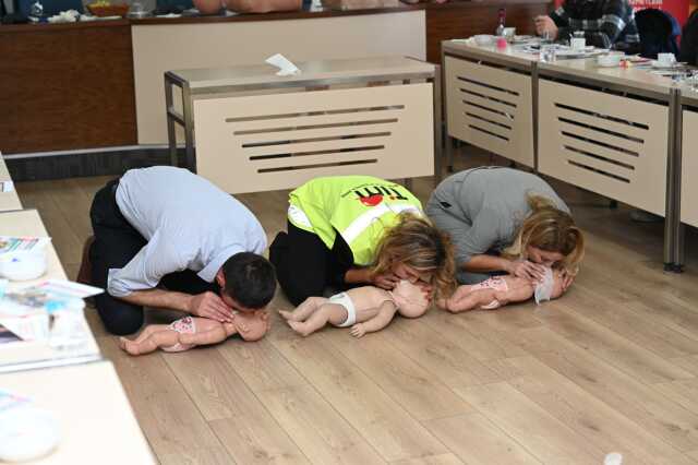 Koltuk değneğini fırlatan engelli, arkadaşını Heimlich manevrası ile hayata döndürdü