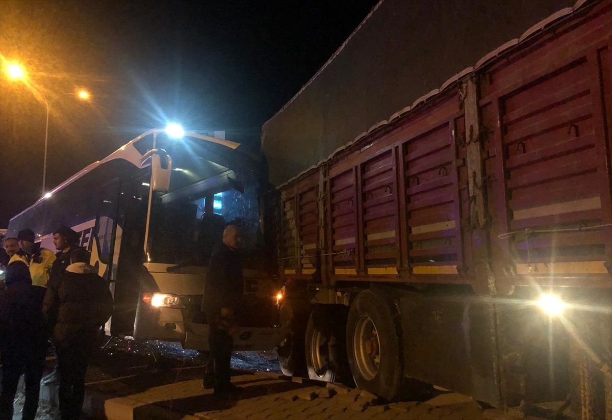 Konya'da Otobüs Tıra Çarptı: 2 Yaralı