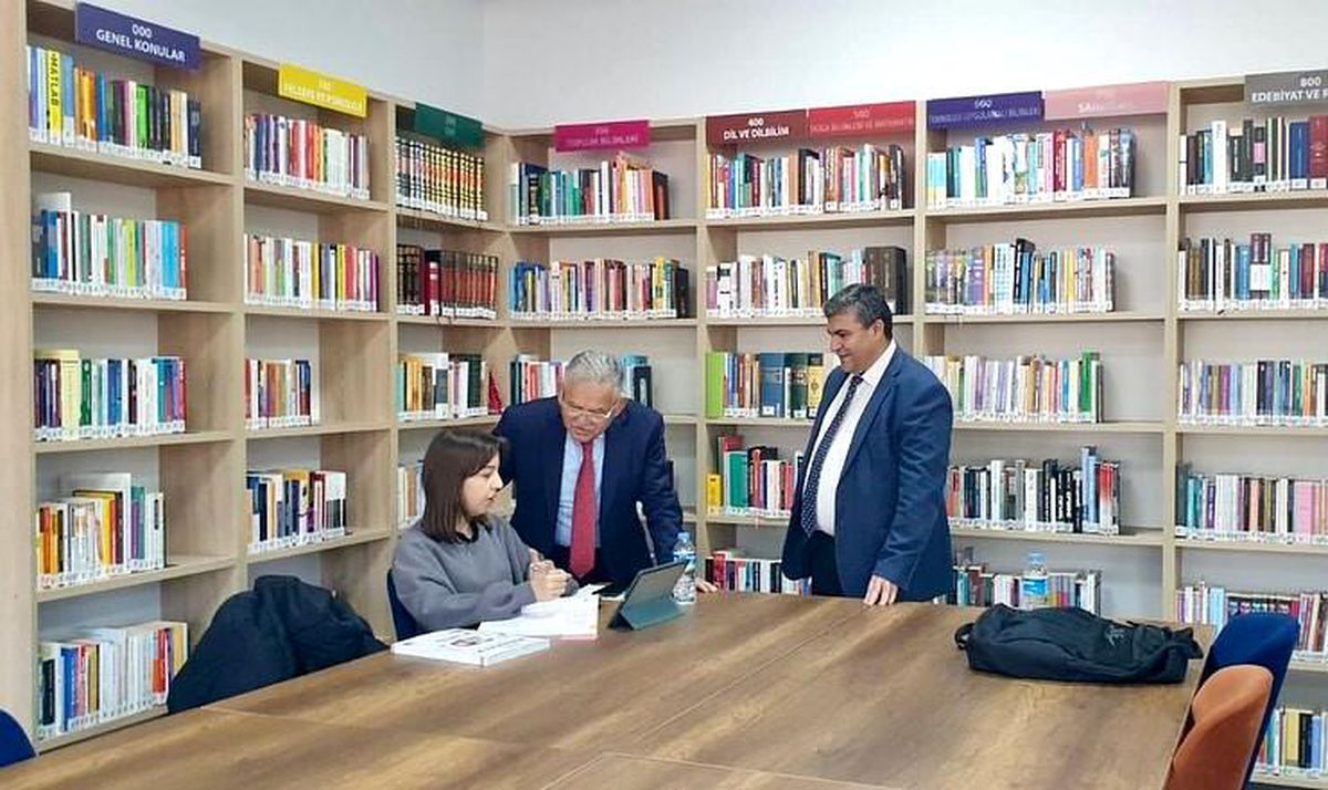 Başkan Büyükkılıç, Mevlana Kütüphanesi'nde Kitapseverlerle Buluştu