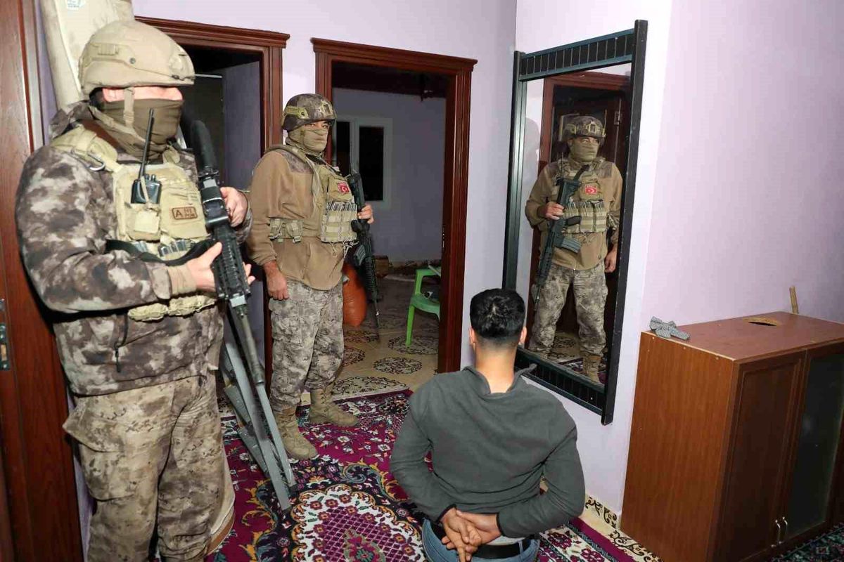 Tarsus'ta PKK/KCK terör örgütüne destek veren 4 şüpheli gözaltına alındı
