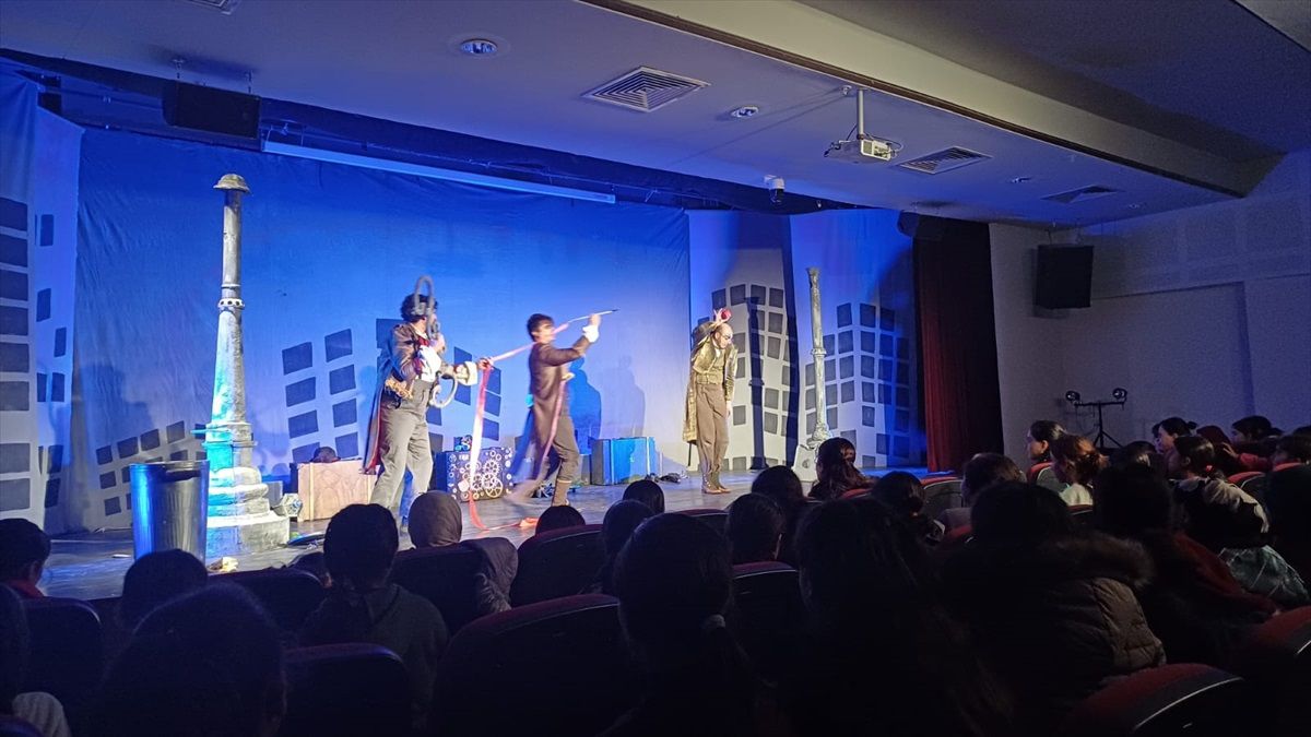 Muş Malazgirt'te öğrencilere tiyatro etkinliği düzenlendi