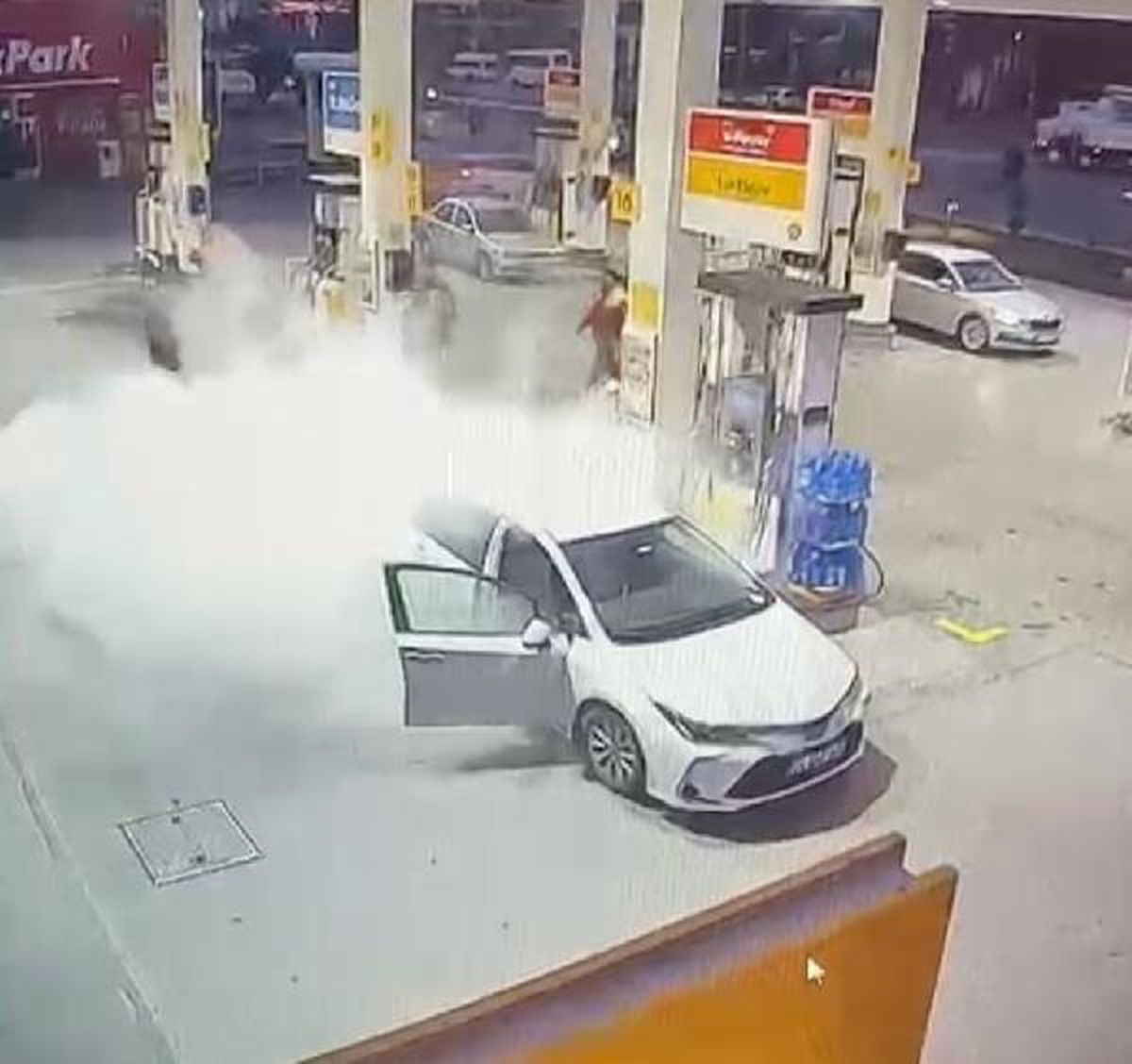 Erzincan'da Otomobil Akaryakıt İstasyonunda Alev Aldı
