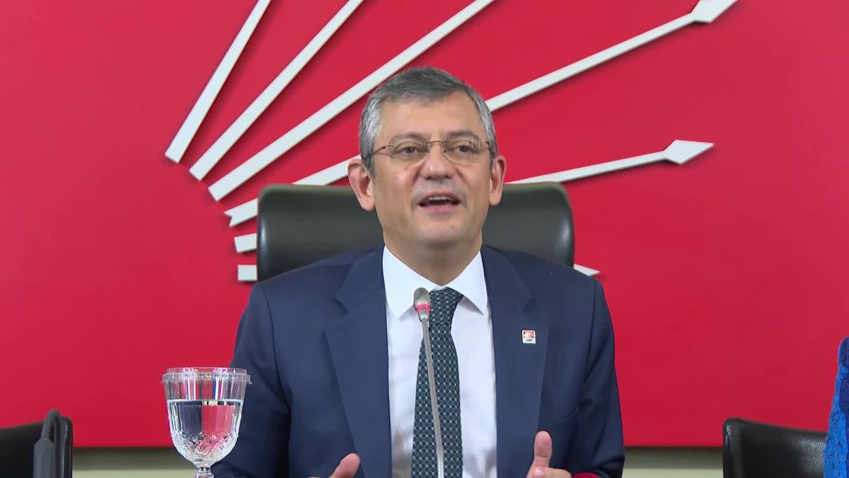CHP Genel Başkanı Özgür Özel, Önceki Dönem Milletvekilleriyle Bir Araya Geldi