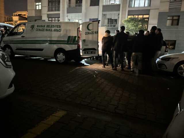 Polis memuru yere düşürdüğü silahının ateş alması sonucu hayatını kaybetti Polis memuru yere düşürdüğü silahının ateş alması sonucu hayatını kaybetti