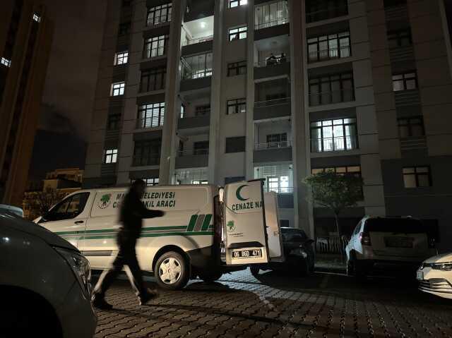 Polis memuru yere düşürdüğü silahının ateş alması sonucu hayatını kaybetti Polis memuru yere düşürdüğü silahının ateş alması sonucu hayatını kaybetti