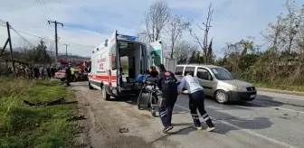 Sapanca'da kafa kafaya çarpışan otomobillerde 3 kişi yaralandı