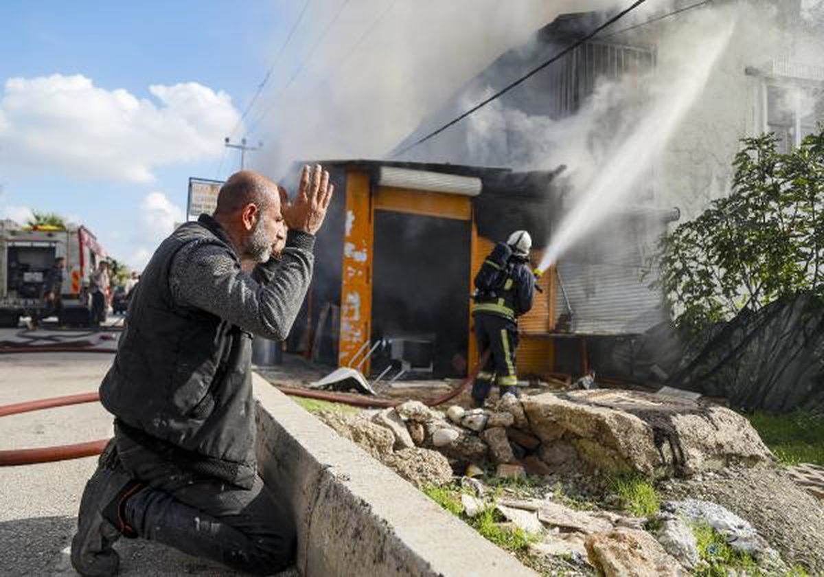Antalya'da iş yeri yangını: Ortaklar zararlarını izledi