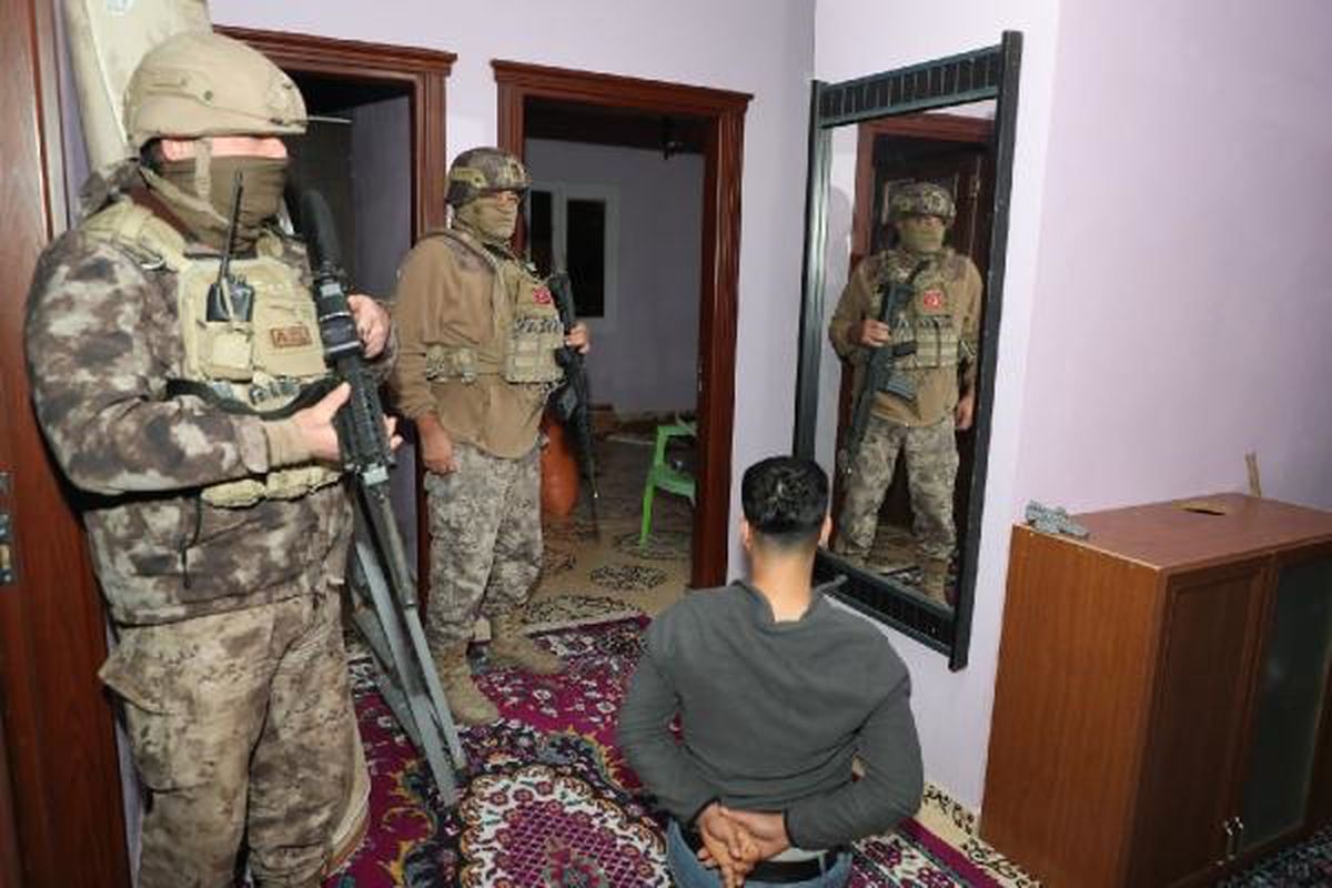 Tarsus'ta PKK/KCK propagandası yapan 4 şüpheli gözaltına alındı