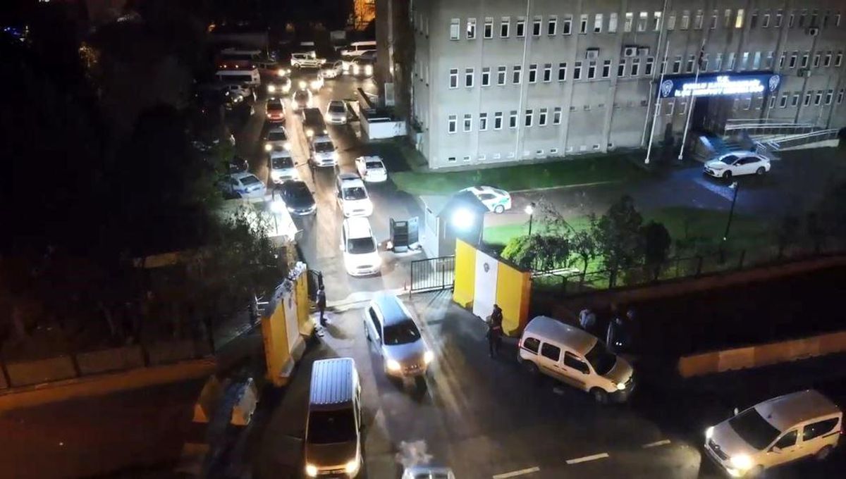 Çorlu'da şafak operasyonunda uyuşturucu, silah ve sahte içki ele geçirildi