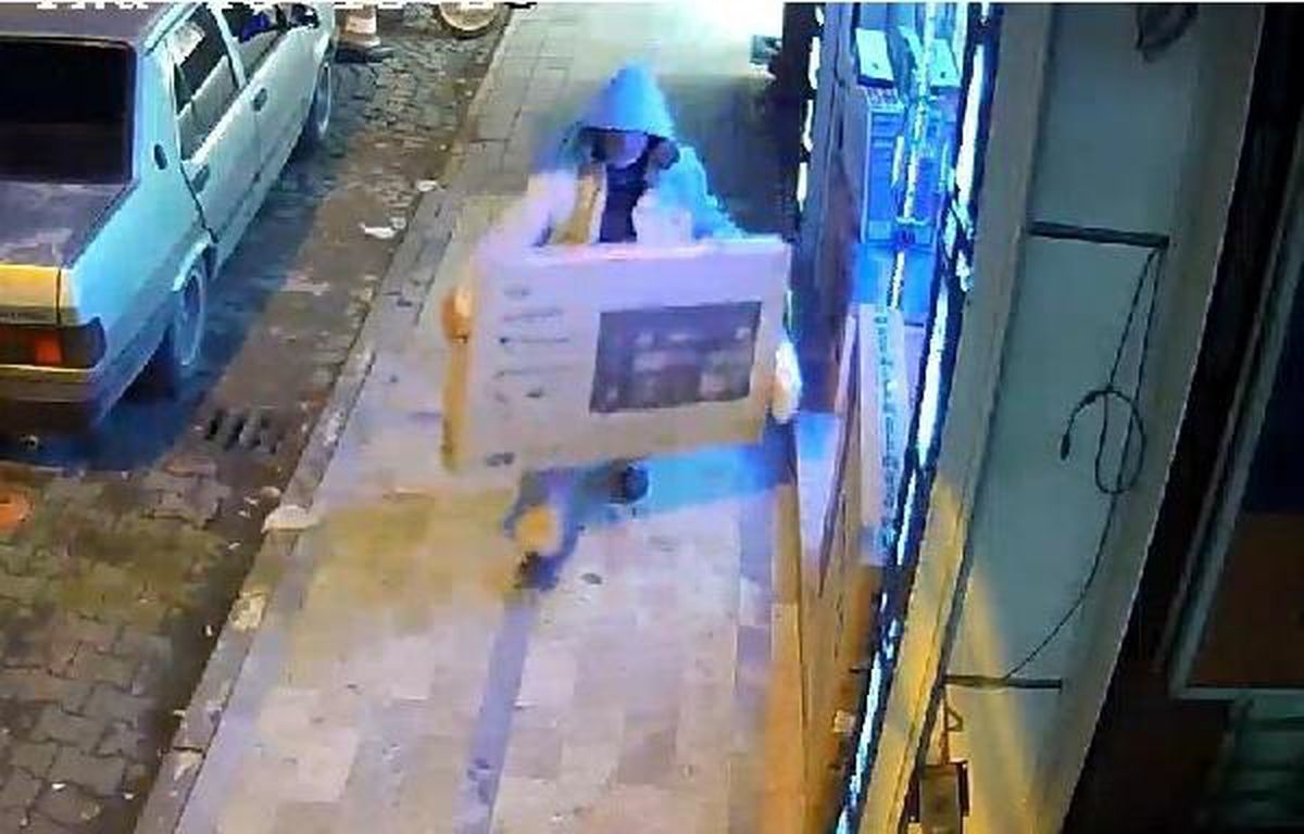 Salihli'de Mağaza Önünde Televizyon Hırsızlığı