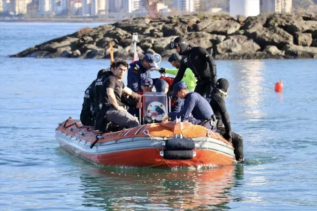 Trabzon'daki fırtınada dalgalara kapılarak kaybolan ikinci öğrencinin de cesedi bulundu Trabzon'daki fırtınada dalgalara kapılarak kaybolan ikinci öğrencinin de cesedi bulundu