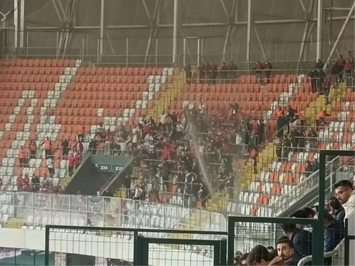 Adana Demirsporlu Taraftarlar Deplasman Tribününe Girerek Pankartları İndirdi