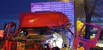 İnegöl'de TIR kazası: Şoför kurtarıldı