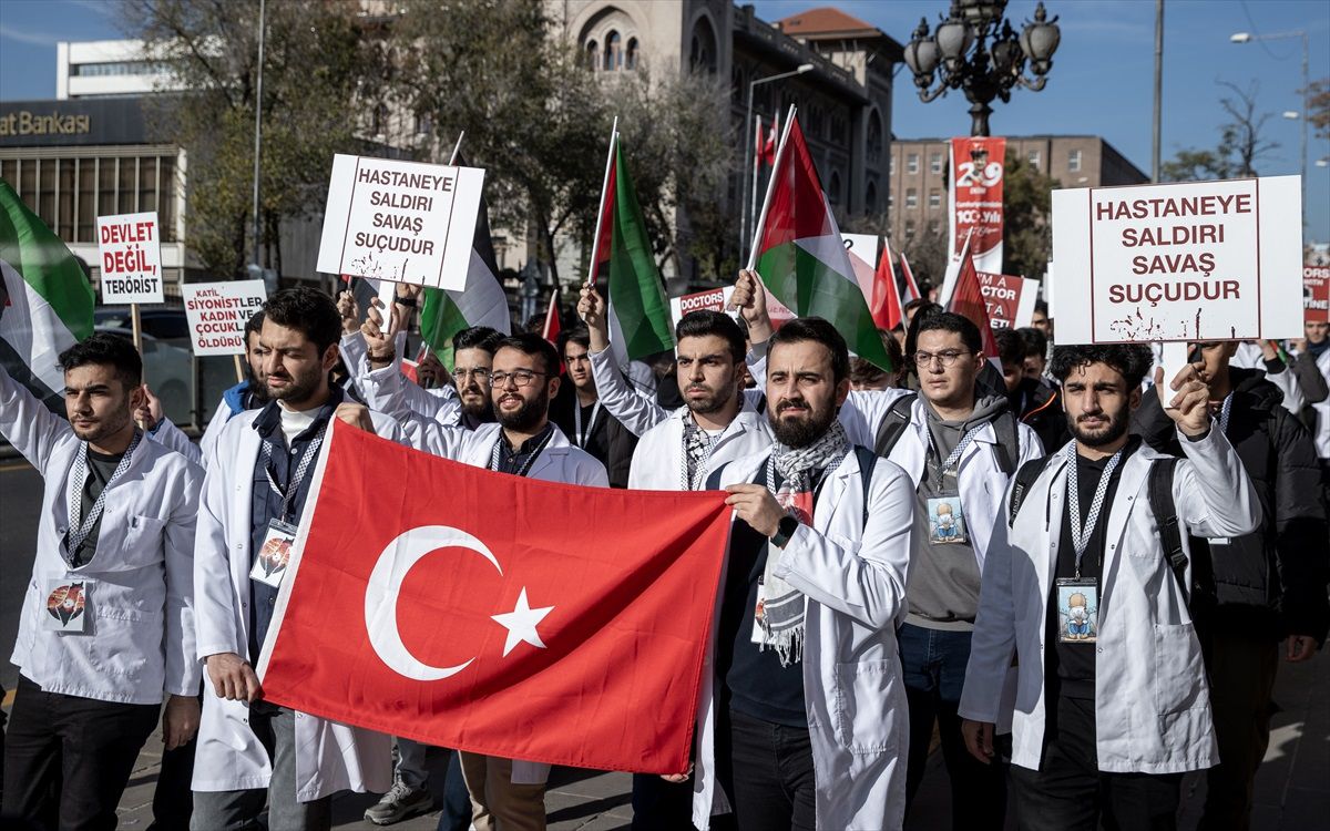 Ankara'da Sağlık Çalışanları Gazze İçin Sessiz Yürüyüş Düzenledi