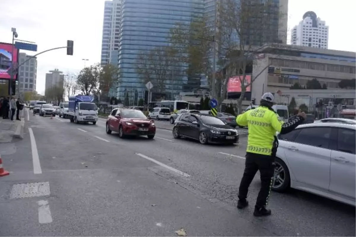 Beşiktaş'ta İş Makinesiyle Yıkım Sırasında Caddeye Moloz Düştü