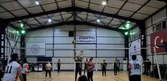 Hakkari'de kurumlar ve gençler arası voleybol turnuvası düzenlendi