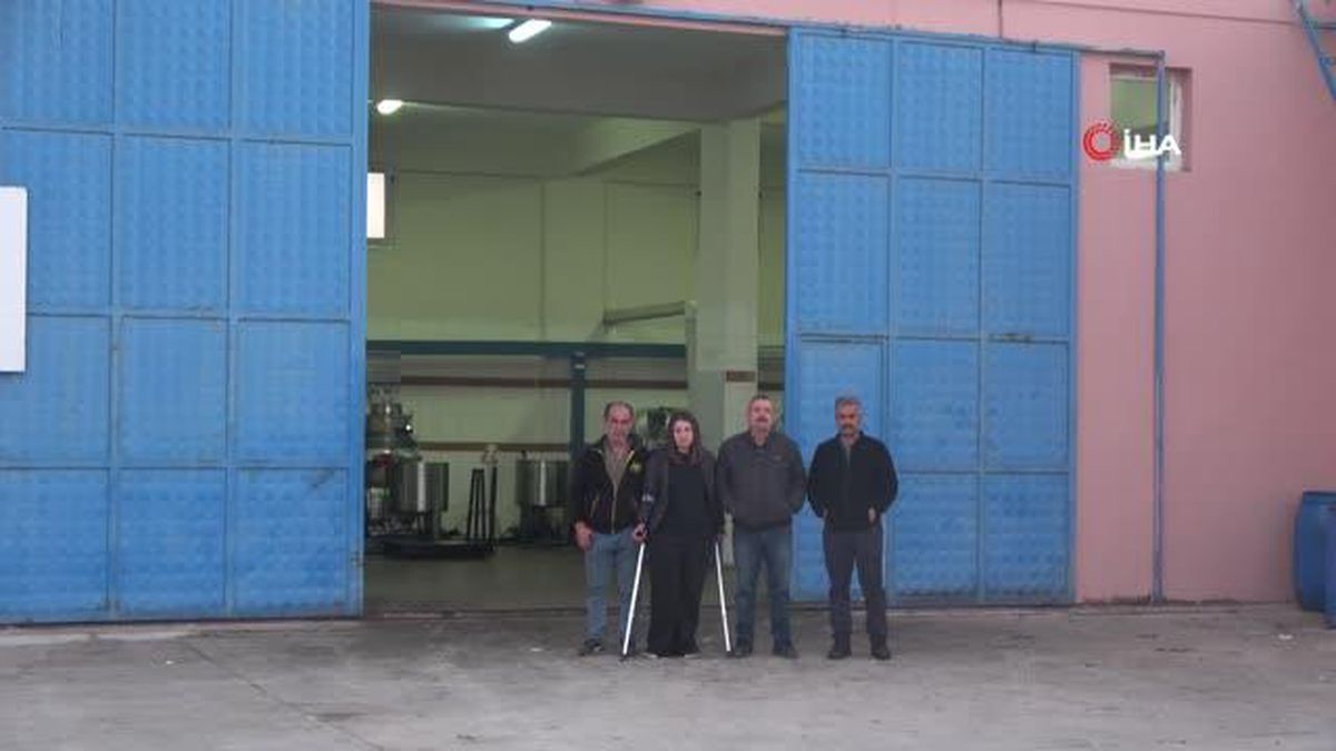 Depremde ailesini kaybeden genç kadın, ampute olan bacağıyla babasından kalan fabrikanın başına geçti