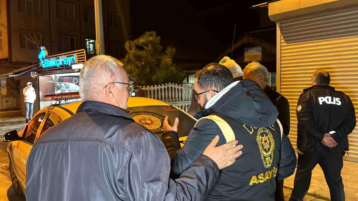 Düzce'de şehir merkezinde ışık donanımı denetiminde sürücülere ceza yağdı