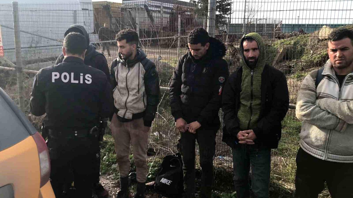 Edirne'de Ticari Takside Kaçak Göçmen Yakalandı