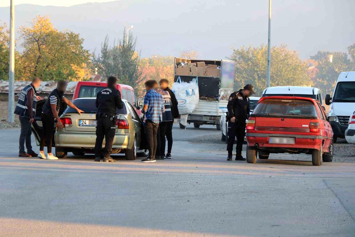 Erzincan'da Aranan Şahıslara Yönelik Operasyon: 3 Kişi Yakalandı