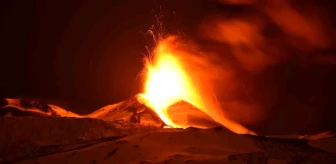 İtalya'daki Etna Yanardağı Güçlü Şekilde Kül ve Lav Püskürttü