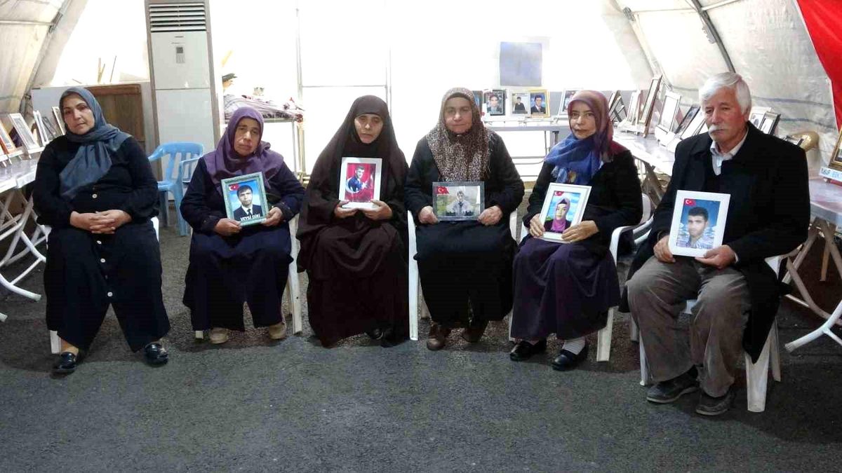 Diyarbakır'da HDP il binası önünde evlat nöbeti sürüyor