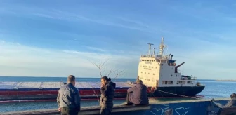 Hopa'da Karaya Oturan Geminin Kurtarılma Çalışmaları Başladı