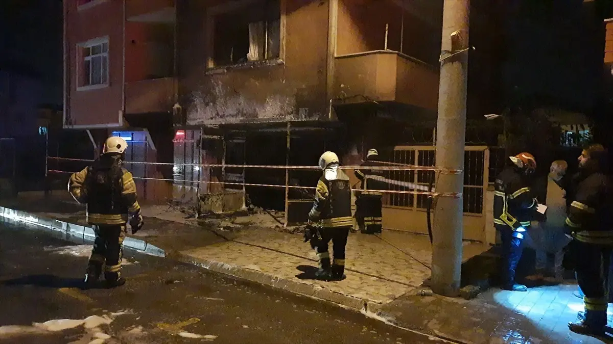 Gölcük'te çıkan yangında iş yeri kullanılamaz hale geldi