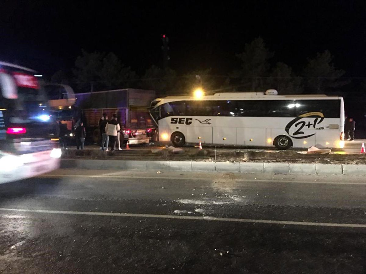 Konya'da yolcu otobüsü tıra çarptı: 11 yaralı