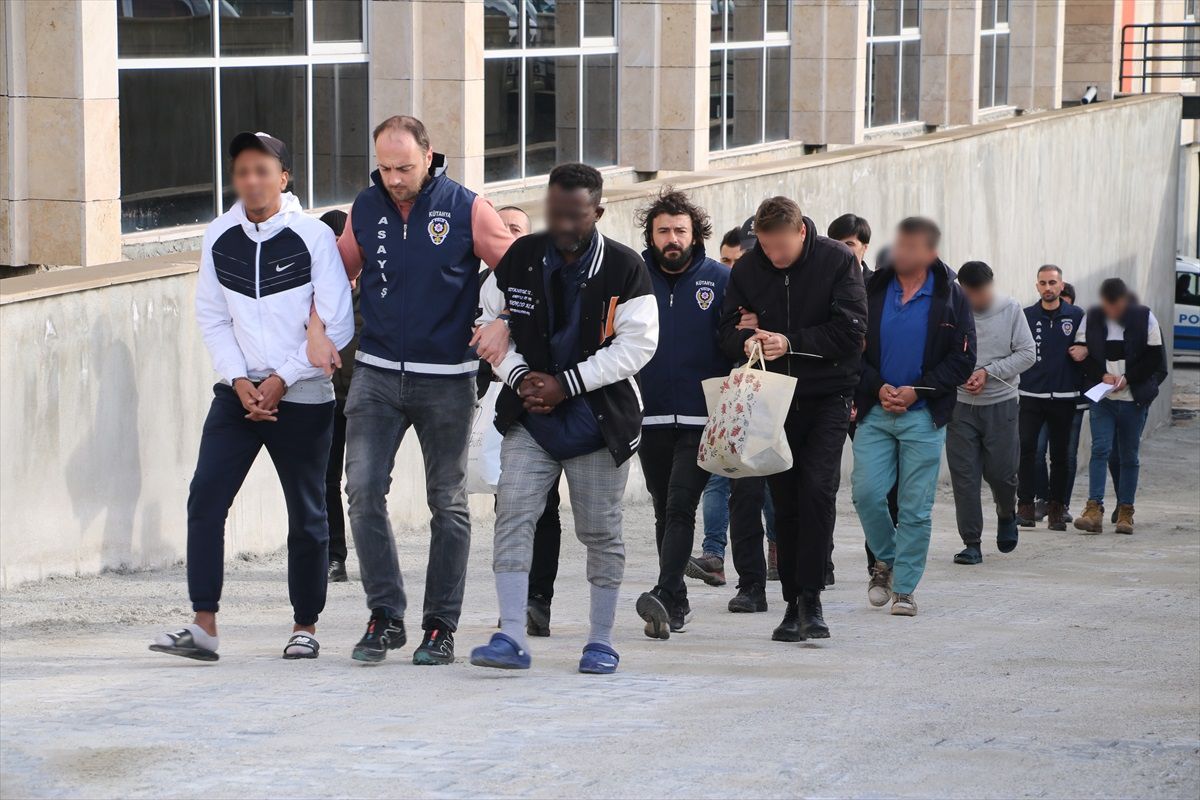 Kütahya'da polis operasyonunda aranan 19 kişi yakalandı