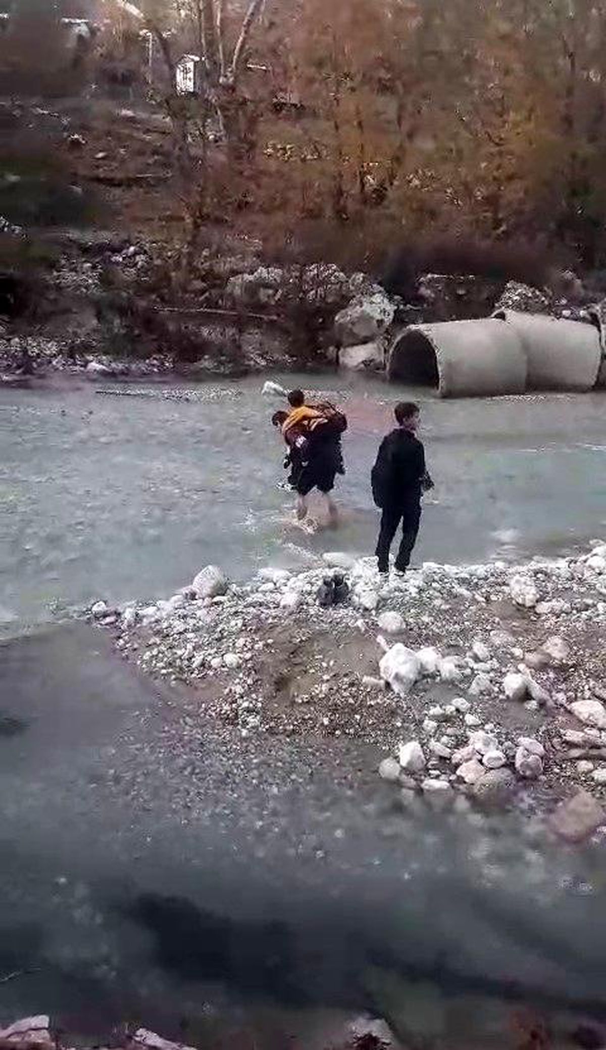 Antalya'da sağanak yağışta köprü yıkıldı, aileler çocuklarını sırtına alarak geçirdi