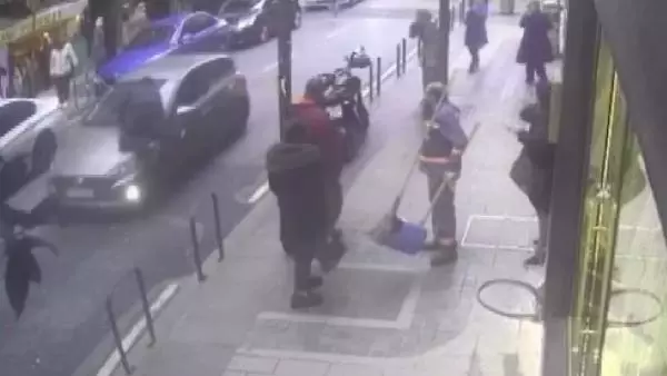 Borçlusunu görünce otomobilin üzerine atladı! Kaputta süren yolculuk hastanede bitti Borçlusunu görünce otomobilin üzerine atladı! Kaputta süren yolculuk hastanede bitti