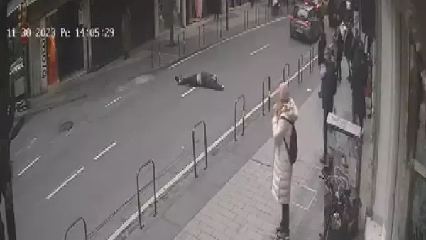 Borçlusunu görünce otomobilin üzerine atladı! Kaputta süren yolculuk hastanede bitti Borçlusunu görünce otomobilin üzerine atladı! Kaputta süren yolculuk hastanede bitti