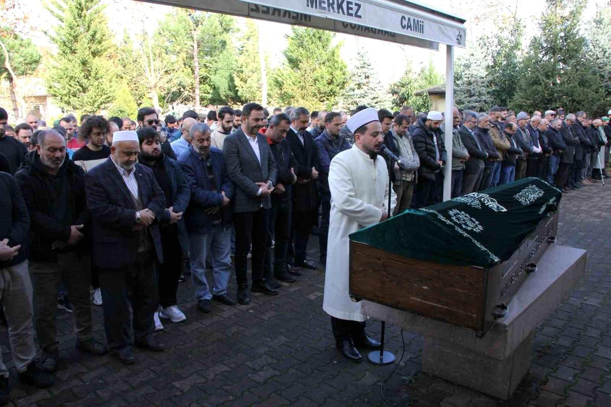 İzmit'te Otomobil ve Belediye Otobüsü Çarpıştı: 1 Ölü