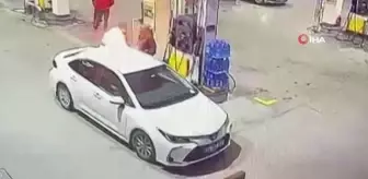 Erzincan'da Otomobil İstasyonunda Alev Alan Araç Güvenlik Kamerasına Yansıdı