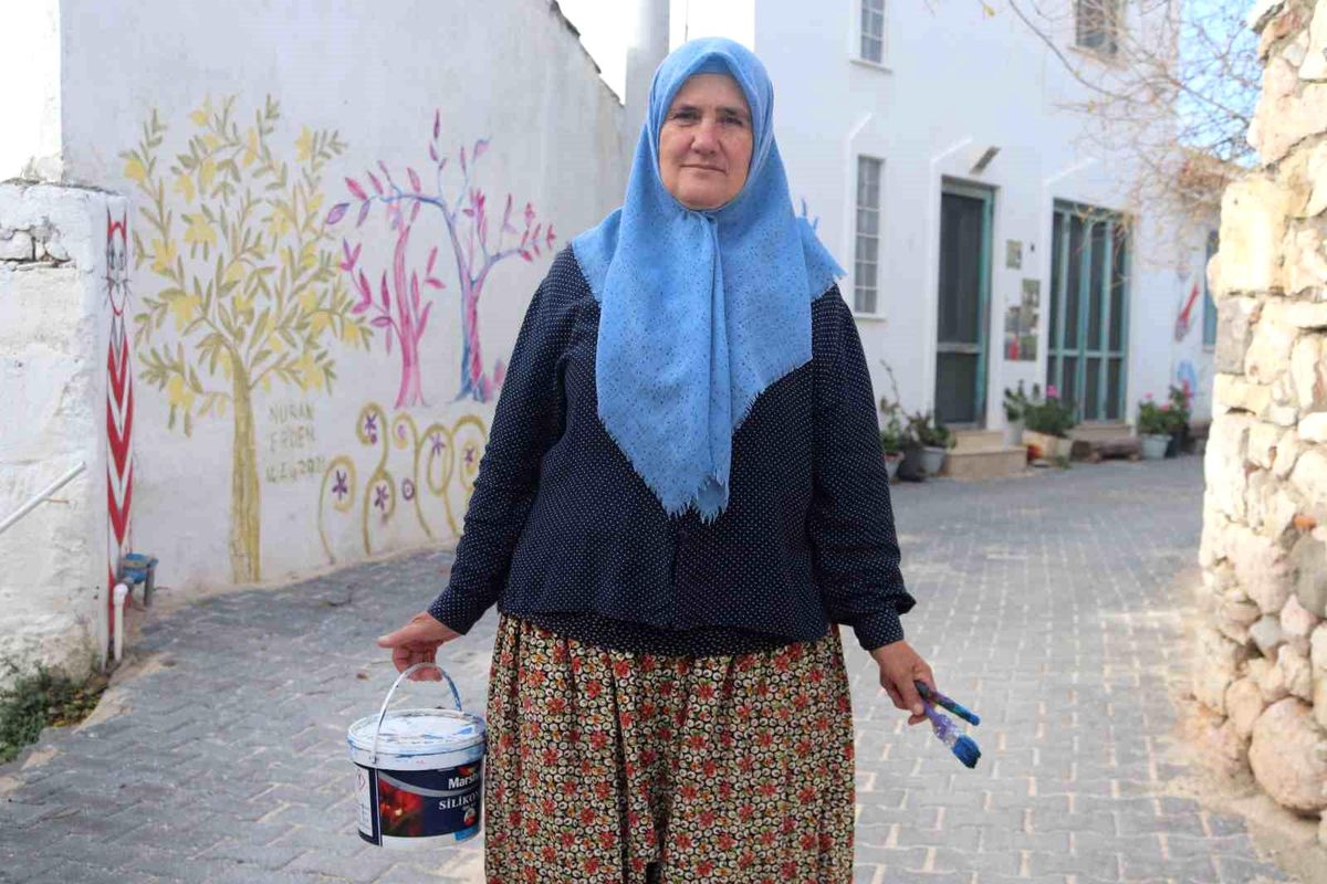 İzmir Köyünde Duvarlara Çizdiği Resimlerle Turizm Patlaması Yaratan 61 Yaşındaki Kadın