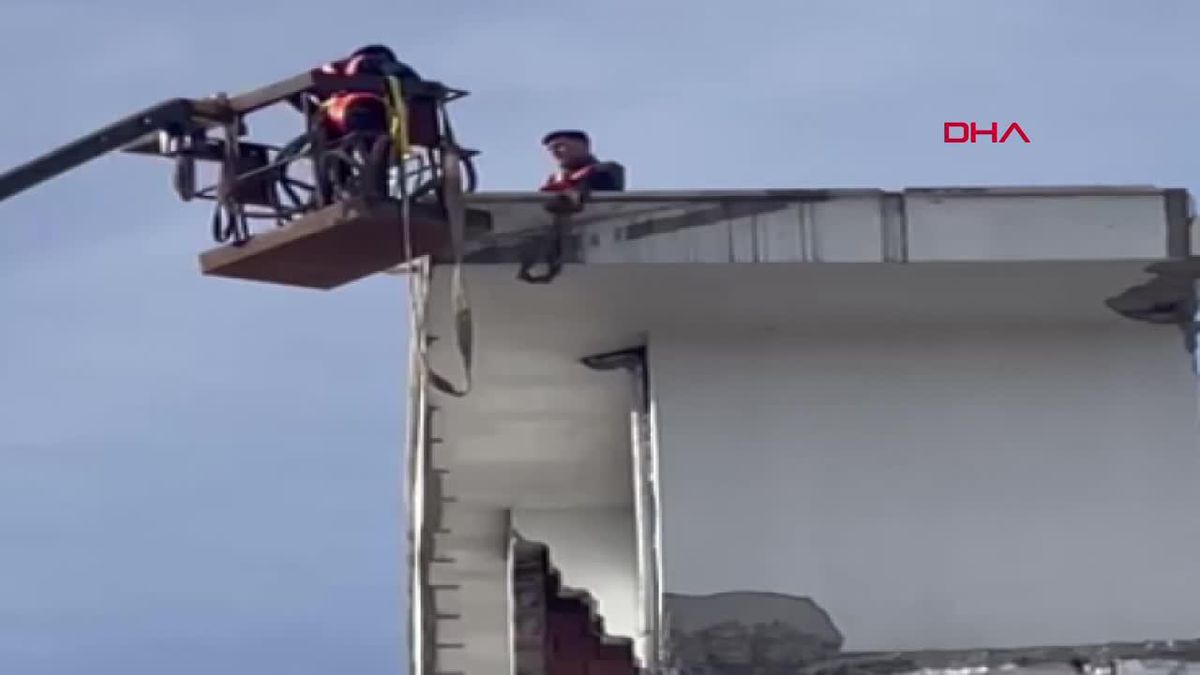 Adıyaman'da ağır hasarlı 8 katlı bina çekilerek yıkıldı